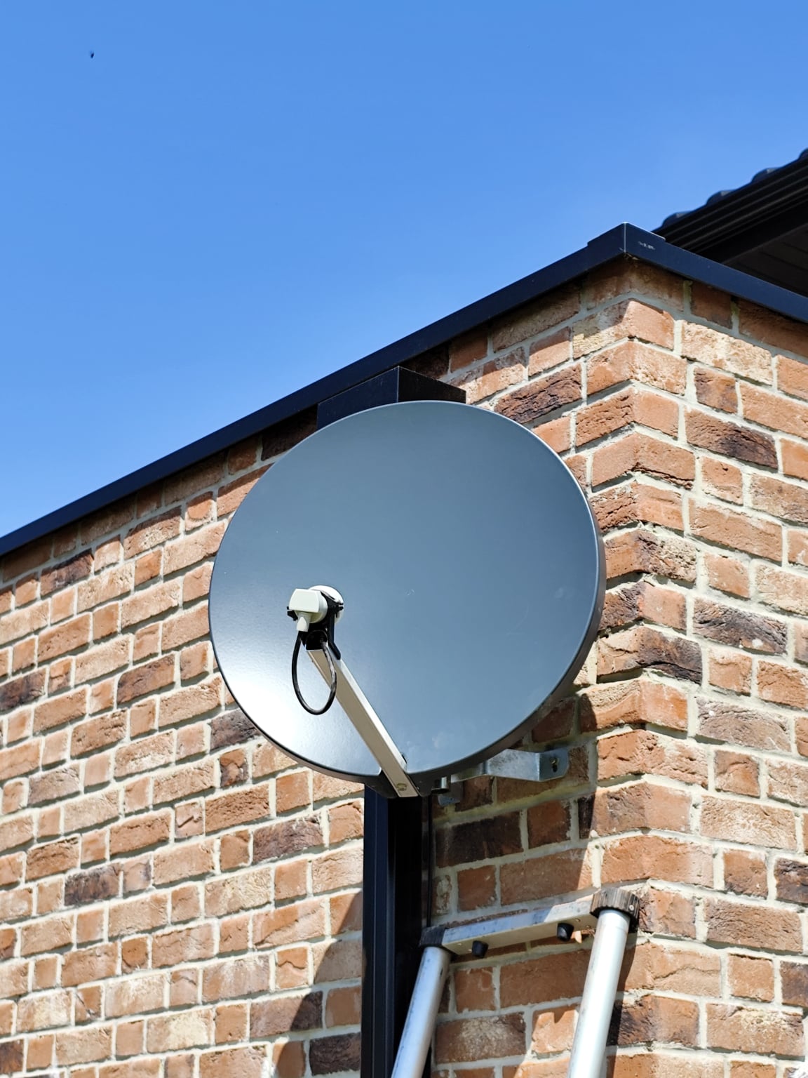 Installation parabole composite